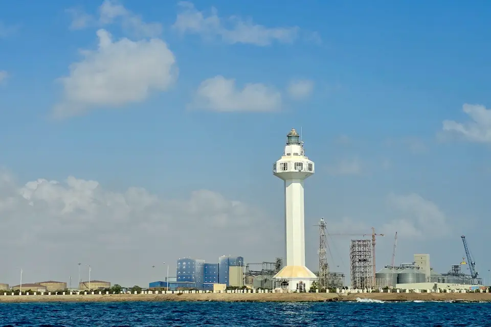 أحد الفنارات على مدخل الميناء
