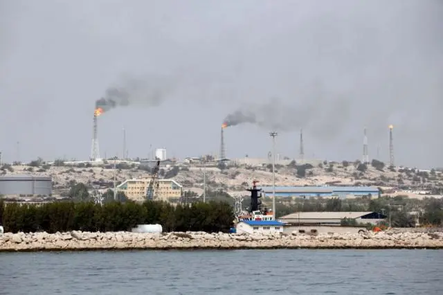 صورة تُظهر جانباً من منشأة نفطية في جزيرة خرج على ساحل الخليج.