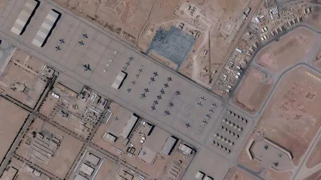 صورة لإحدى القواعد الجوية الأمريكية بالأقمار الصناعية تكشف بوضوح طائرات متعددة يمكن رصدها بسهولة