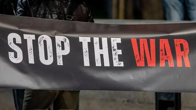 لافتة مكتوب عليها "أوقفوا الحرب".
