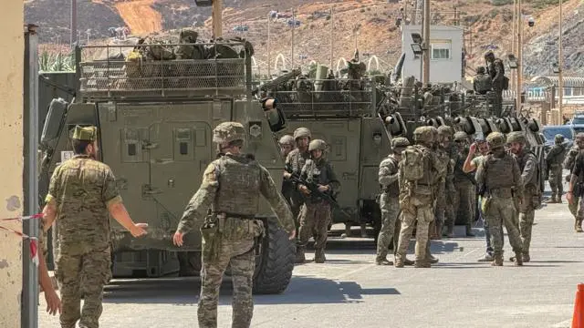 أفراد عسكريون إسبان على حدود تاراجال في سبتة، إسبانيا