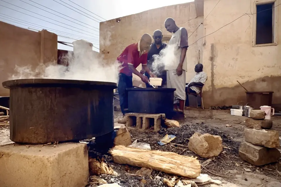 تكية فكة ريق تعد إحدى الوجبات للمحتاجين (الجزيرة) تكايا السودان المصدر: الجزيرة نت