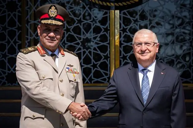 استقبل وزير الدفاع التركي يشار غولر (يمين) الفريق أشرف سالم زاهر (يسار)، القائد العام للقوات المسلحة المصرية ووزير الدفاع والإنتاج الحربي المصري، بمراسم عسكرية في مقر وزارة الدفاع الوطنية التركية، خلال الزيارة الرسمية التي قام بها زاهر إلى أنقرة، تركيا، في 13 يوليو/تموز 2026.
