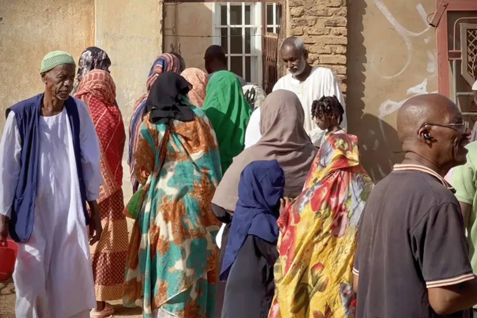 المستفيدون يتسلمون وجبة من (تكية فكة ريق) ( الجزيرة) تكايا السودان المصدر: الجزيرة نت