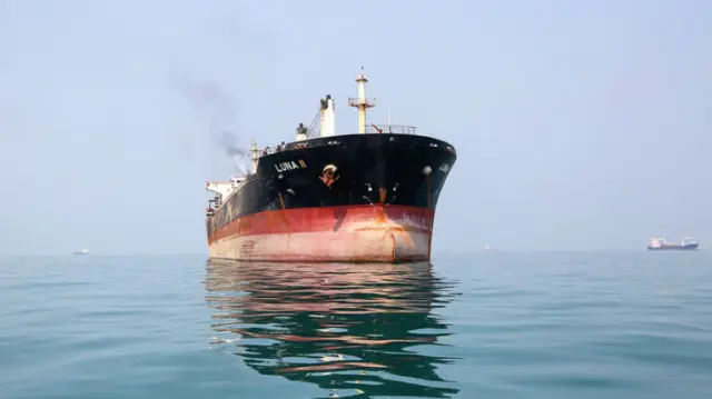 سفينة تعبر مضيق هرمز 