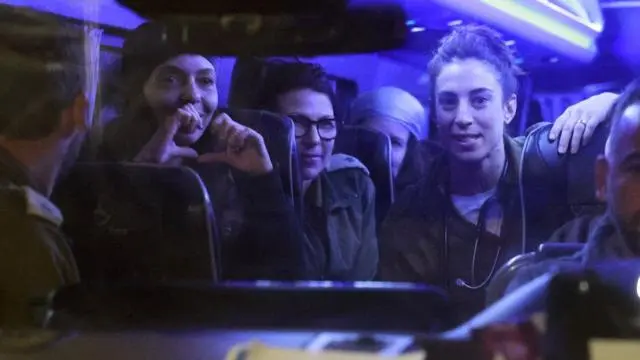 رهائن إسرائيليون مُفرج عنهم على متن حافلة، نوفمبر/تشرين الثاني 2023.