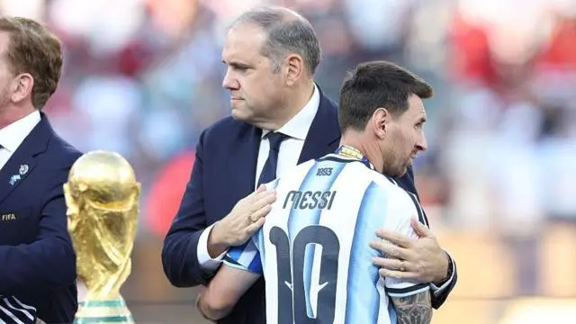 رئيس اتحاد الكونكاكاف، فيكتور مونتاغلياني، يواسي ليونيل ميسي بعد خسارة نهائي كأس العالم