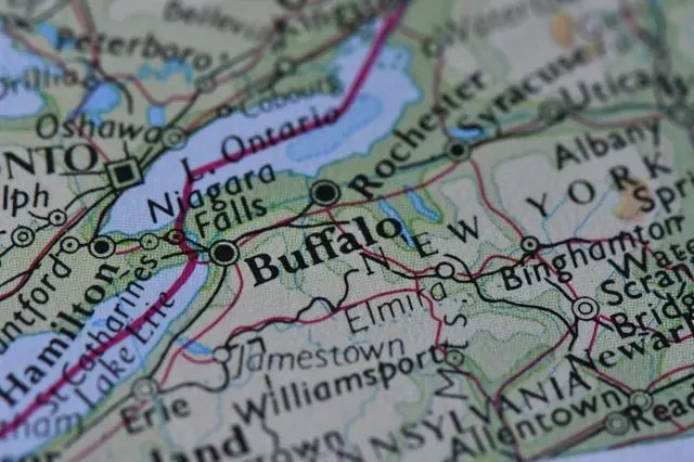 خريطة تظهر موقع مدينة بافلو في ولاية نيويورك الأمريكية، يغلب على الخريطة اللون الأخضر.