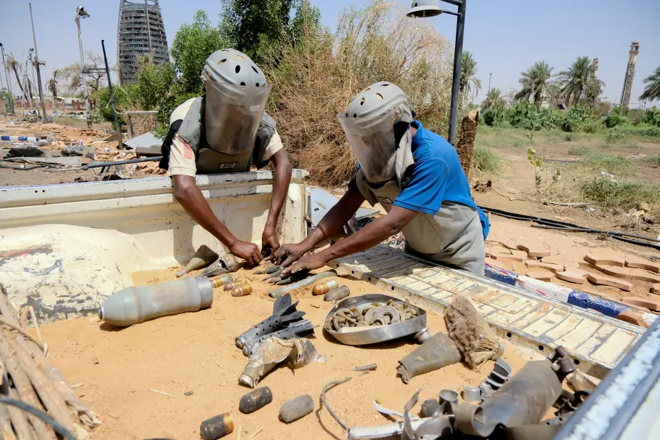 السودان.. أكوام الأنقاض في الخرطوم قد تتحول إلى قنابل موقوتة
