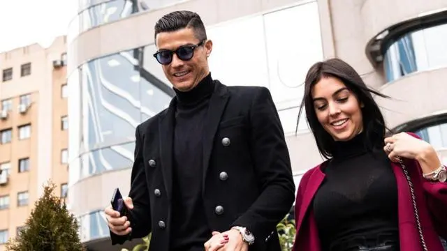 يغادر لاعب كرة القدم البرتغالي كريستيانو رونالدو محكمة مدريد الإقليمية برفقة صديقته جورجينا رودريغيز بعد محاكمته بتهمة التهرب الضريبي.