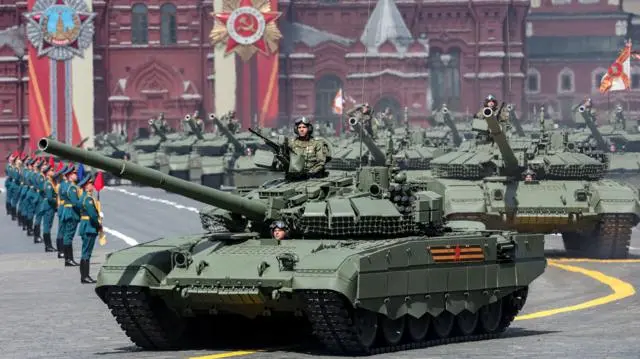 دبابات T-90 الروسية تشارك في العرض العسكري ليوم النصر، بمناسبة الذكرى الثمانين للنصر في الحرب الوطنية العظمى، في الساحة الحمراء في موسكو، روسيا