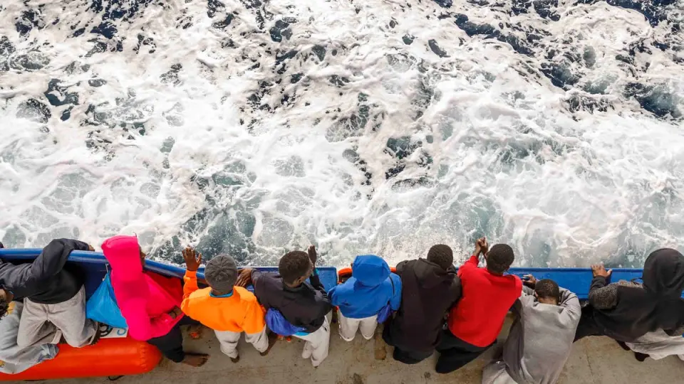 مهربون ألقوا جثثهم بالبحر.. مصرع 22 مهاجراً انطلقوا من ليبيا