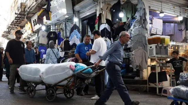 باعة في سوق طهران الكبير في العاصمة الإيرانية