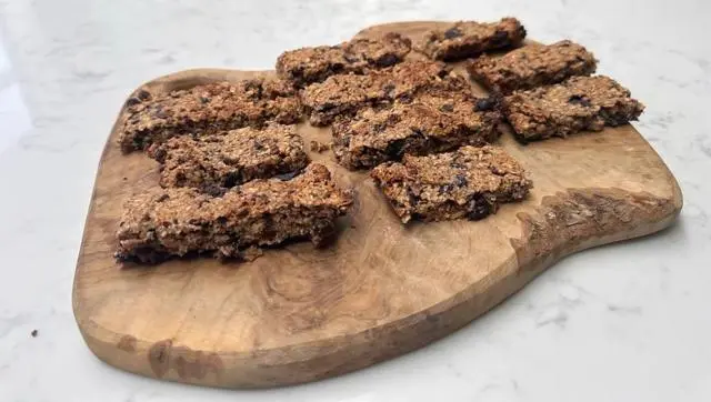 قطع من الغرانولا موضوعة على لوح خشبي