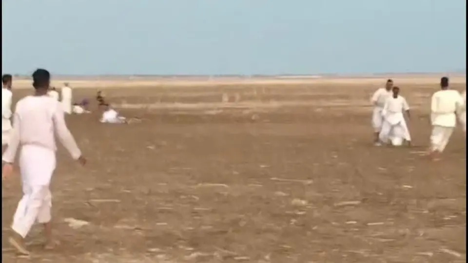 اللاعبون بالجلاليب والحكم بـ"الكرباج".. مباراة أشعلت التواصل في السودان