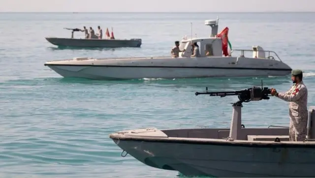 جنود البحرية الإيرانية على متن زوارق سريعة مسلحة في الخليج العربي، بالقرب من مضيق هرمز؛ 30 أبريل 2019، على بعد حوالي 1320 كيلومتراً جنوب طهران.