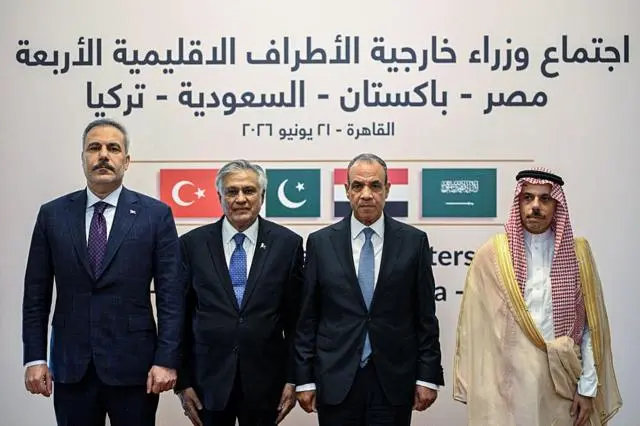 من اليسار إلى اليمين: وزير الخارجية التركي هاكان فيدان، ووزير الخارجية الباكستاني إسحاق دار، ووزير الخارجية المصري بدر عبد العاطي، ووزير الخارجية السعودي الأمير فيصل بن فرحان، يلتقطون صورة تذكارية قبيل اجتماع في القاهرة في 21 يونيو/حزيران 2026.