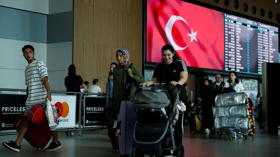 نسخة من فيلم "The Terminal" في مطار إسطنبول: شاب سوداني عالق منذ أشهر يناشد السلطات