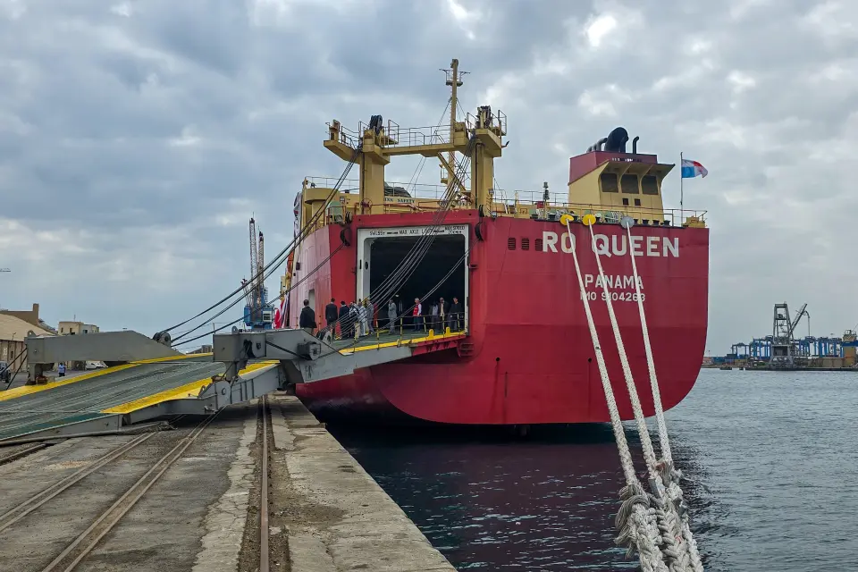 سفينة مساعدات قطرية تركية بالميناء الشمالي