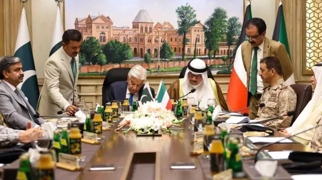 صورة تظهر وزير الدفاع الكويتي الشيخ عبدالله علي عبدالله السالم الصباح ونظيره الباكستاني خواجة محمد آصف وهما يوقّعان اتفاقية الدفاع والتعاون العسكري المشترك بين الكويت وباكستان.