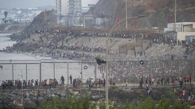 مهاجرون يعبرون الحدود المغربية إلى جيب سبتة الإسباني في شمال إفريقيا