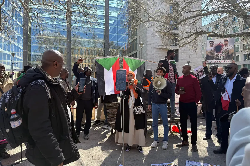 اعتصام لنشطاء سودانيين أمام وزارة الخارجية الألمانية رفضاً لمؤتمر السودان، المنعقد في مبنى الخارجية بمشاركة دولية واستبعاد لطرفي الصراع في السودان