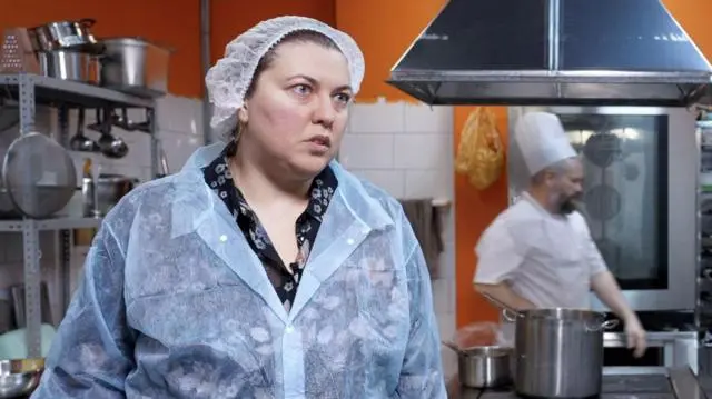 امرأة تقف في مطبخ