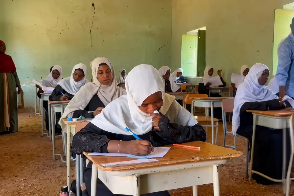طالبات السودان يخاطرن بحياتهن للوصول لامتحان الثانوية