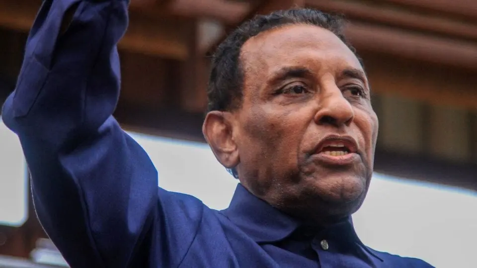 مستشار رئيس الوزراء السوداني يثير جدلاً باتهام بريطانيا بالوقوف وراء جذور الأزمة في البلاد