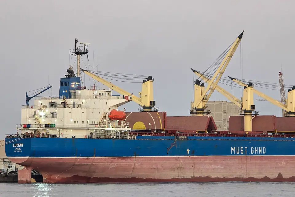 ركاب على مدخل باخرة بميناء عثمان دقنة