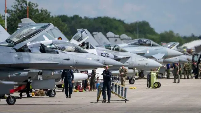 طائرات مقاتلة مصطفّة في قاعدة رامشتاين الجوية، خلال يوم من تدريبات الطيران القتالي في 6 يونيو/حزيران 2024.