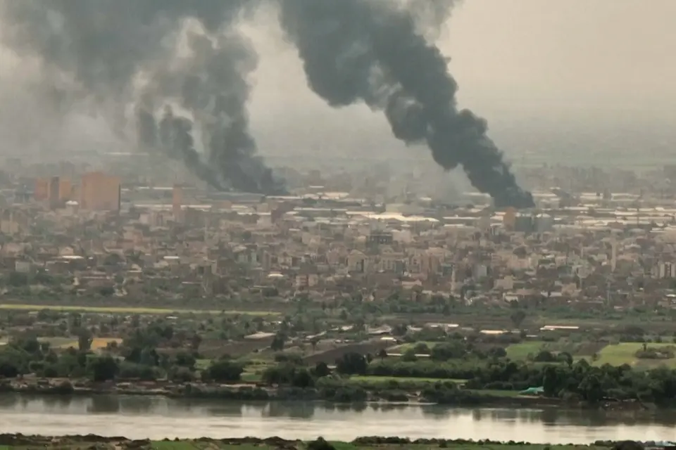 This image grab taken from AFPTV video footage on April 28, 2023, shows an aerial view of black smoke rising over Khartoum. Fighting raged in Sudan, despite rival forces agreeing to extend a truce aimed to stem nearly two weeks of warfare that has killed hundreds and caused widespread destruction. Black clouds rose over the capital Khartoum as foreign nations scrambled to organise mass evacuations of their citizens, with Turkey's defence ministry on Friday reporting one of their military transport aircraft had come under fire. (Photo by AFPTV / AFP)