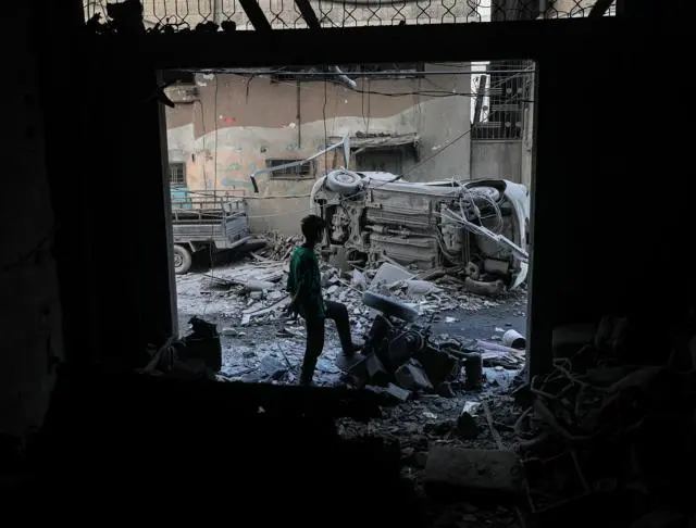 صورة لطفل وسط الحطام في غزة