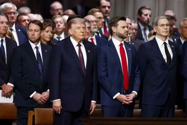 من اليسار الرئيس الأمريكي دونالد ترامب ونائب الرئيس الأمريكي جيه دي فانس ووزير الخزانة الأمريكي سكوت بيسنت