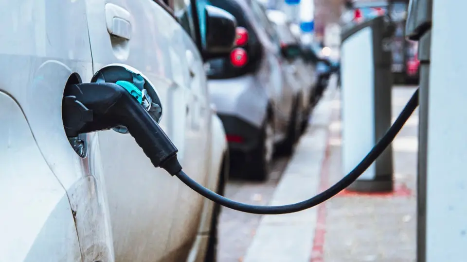 السودان يخطو نحو المستقبل: شراكة لتصنيع السيارات الكهربائية ودعم البنية التحتية