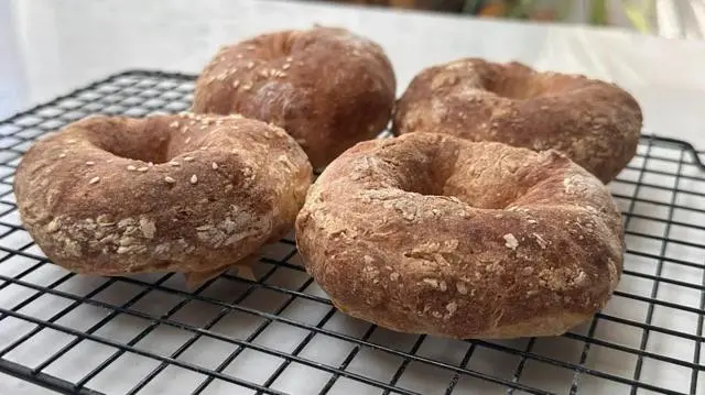 أربع قطع دائرية من خبز البيغل