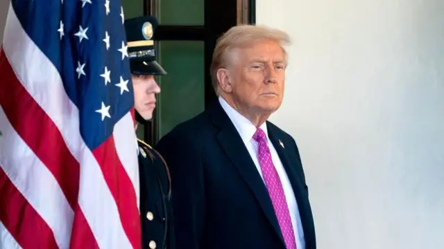 وصل الرئيس الأمريكي دونالد ترامب لاستقبال الرئيس الأوكراني فولوديمير زيلينسكي (غير الظاهر في الصورة) أمام الجناح الغربي للبيت الأبيض في واشنطن العاصمة، يوم الجمعة 17 أكتوبر/تشرين الأول 2025. 