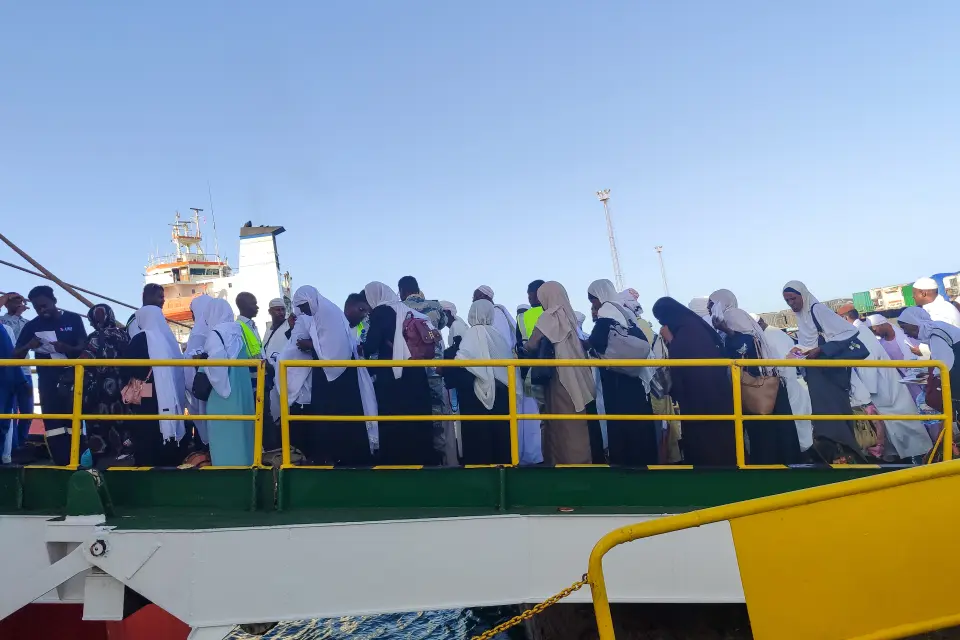 ركاب على مدخل باخرة بميناء عثمان دقنة