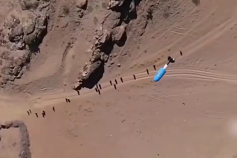 ضربة جوية للقوات المسلحة السودانية تستهدف قافلة إمداد لمليشيا الدعم السريع @صفحة فيسبوك - كلنا جيش
