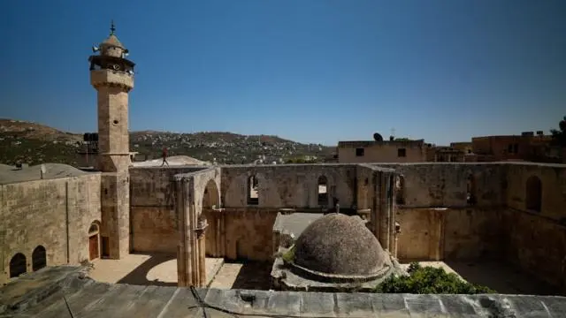  كاتدرائية القديس يوحنا المعمدان/مسجد النبي يحيى ضمن الموقع الأثري في سبسطية، في الضفة الغربية المحتلة.
يظهر في الصورة مأذنة وقبة مسجد أثري.