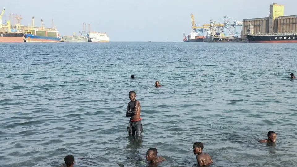 بين رصيف الباخرة والمياه العميقة.. قفزة جريئة أنقذت راكباً سودانيا من الغرق 