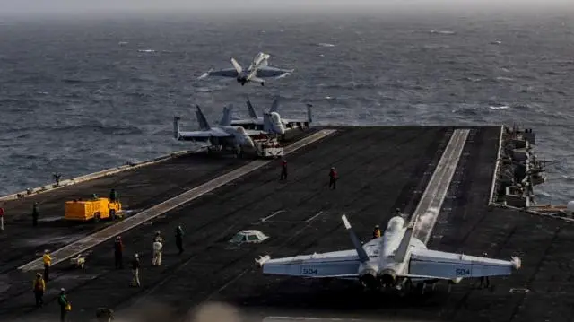 طائرة من طراز F/A-18E Super Hornet تنطلق من سطح حاملة الطائرات من فئة نيميتز يو إس إس أبراهام لينكولن