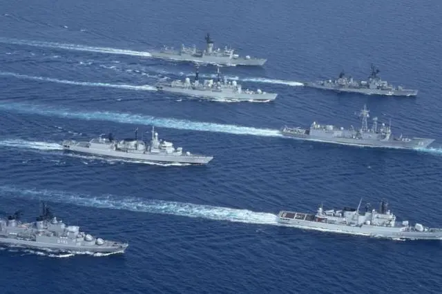 ست سفن حربية رمادية تبحر في تشكيل عبر البحر الأدرياتيكي في 30 أبريل/نيسان 1992. وهي تخلق تيارات بيضاء من الاضطراب، تُعرف باسم دوران لانغمير، في البحر الأزرق الساطع.