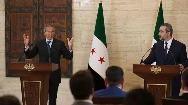 عقد وزير الخارجية السوري أسعد حسن الشيباني والمدير العام للوكالة الدولية للطاقة الذرية رافائيل غروسي مؤتمراً صحفياً مشتركاً في دمشق، سوريا، في 18 أغسطس/آب 2026.