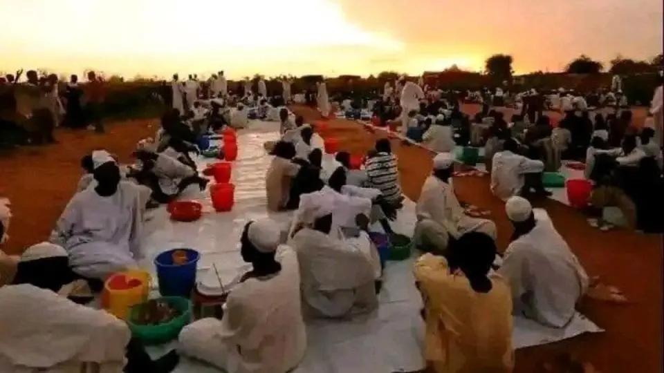 عودة الحياة إلى شوارع الخرطوم: موائد الإفطار الجماعي والمسحراتي ينعشان ليالي رمضان