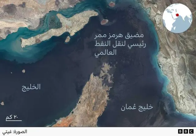 خريطة تُظهر الخليج العربي/الفارسي (الخليج)، ومضيق هرمز، وخليج عُمان، مع دائرة في إحدى الزوايا توضح موقع المنطقة ضمن خريطة العالم الأوسع، ومُشار إليها بنقطة حمراء.